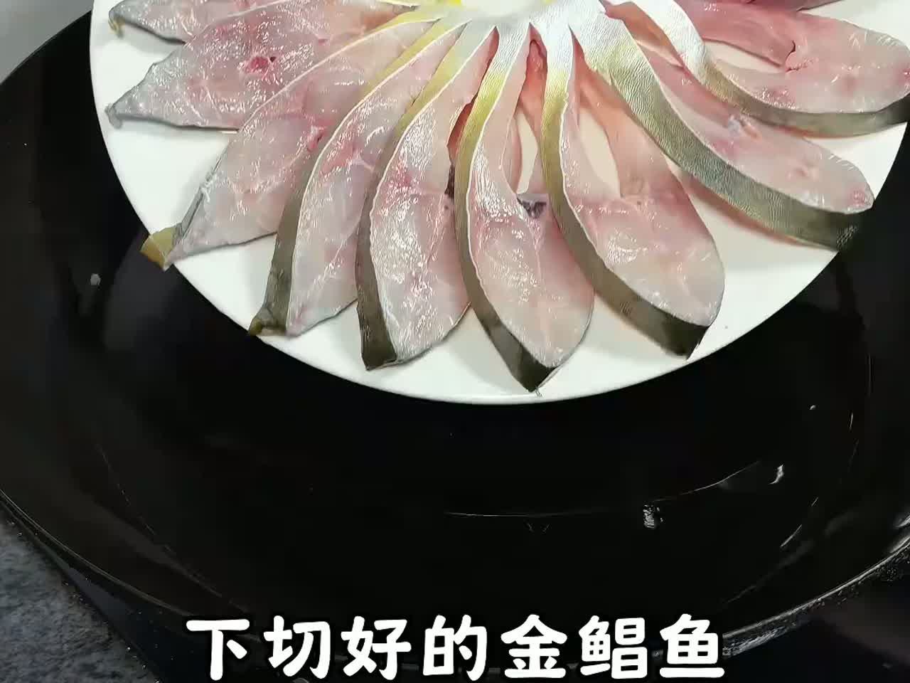 男子晒金鲳鱼的做法,一点也不腥,鱼肉鲜嫩