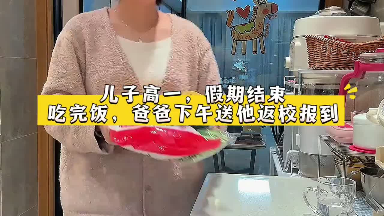 后妈妈给高中生做的不重样早餐 昨天小马返校报到了，早上做了两种口味的菜煎饼，得到了爷俩的一