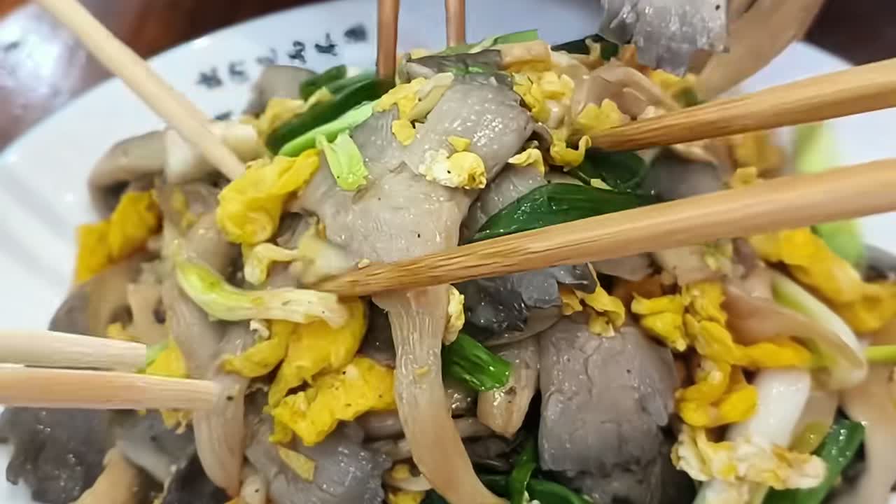 平菇炒鸡蛋,这样做法还是挺好吃的