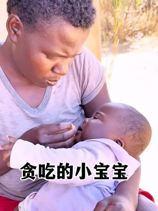 这是爆米花，一袋5毛钱，宝宝吃的津津有味。