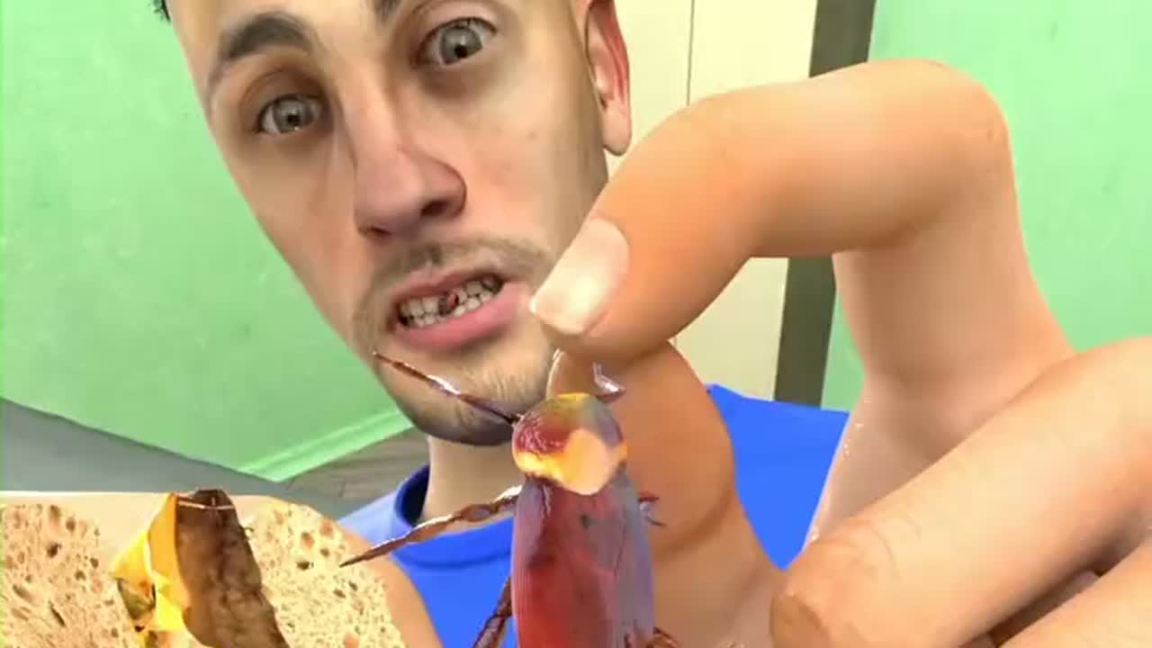 她在麦当劳的鸡块里发现了一颗牙齿