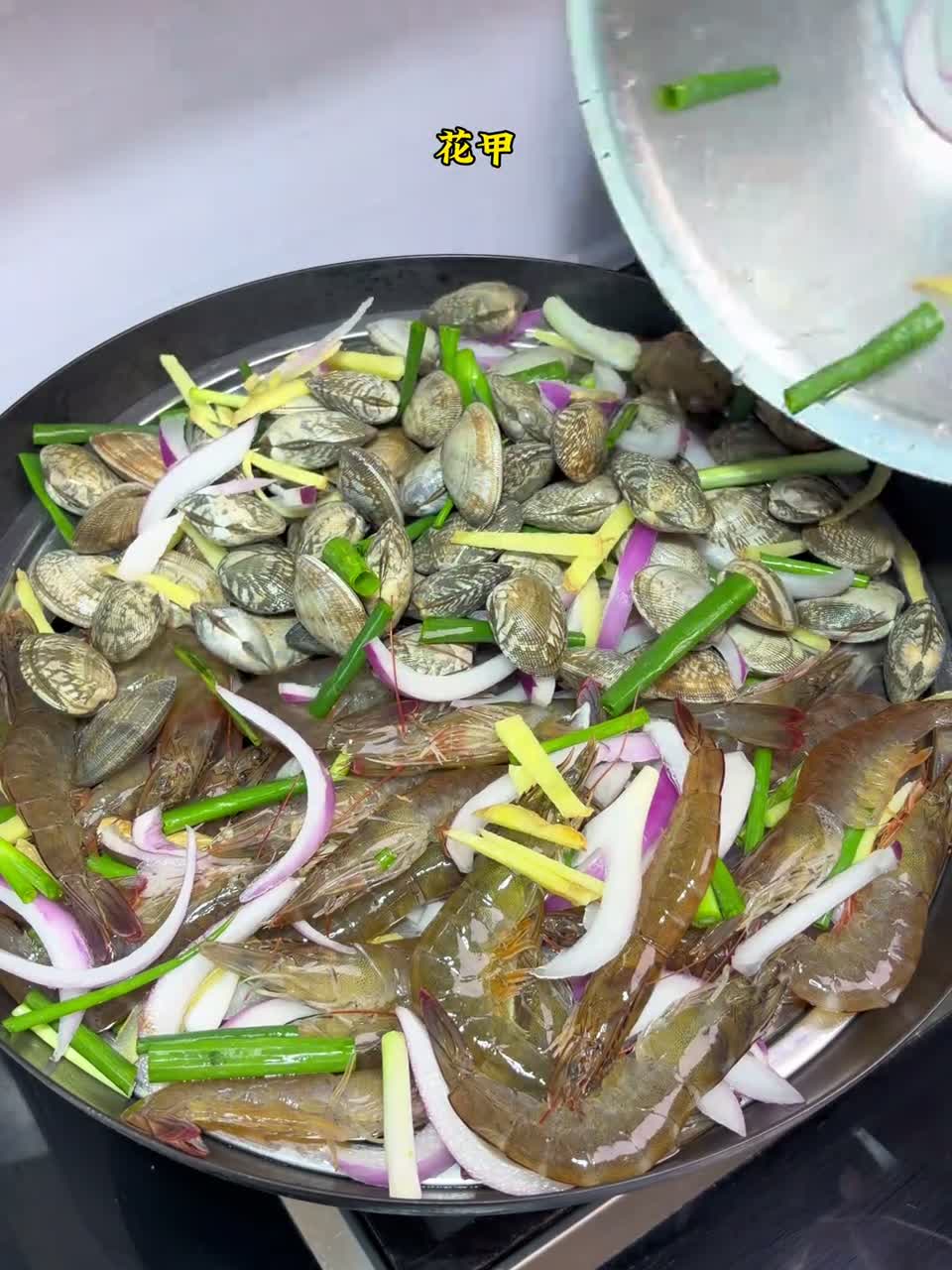 块钱一斤的基围虾 像我这样清蒸 鲜甜好吃 再配上灵魂蘸料味道绝了