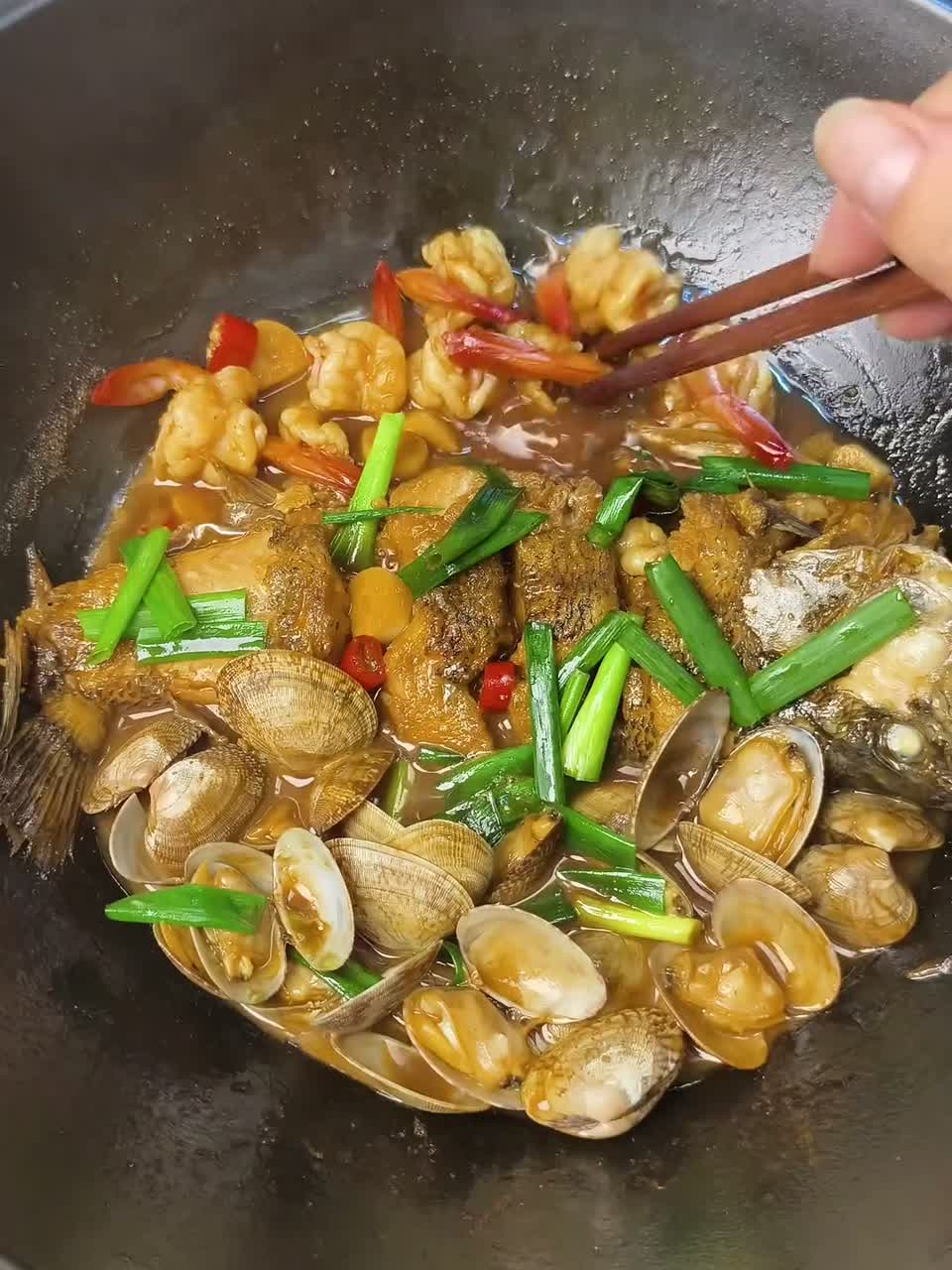 谁懂啊 鲈鱼 鲜虾 花甲 一锅出 真的鲜掉眉毛了