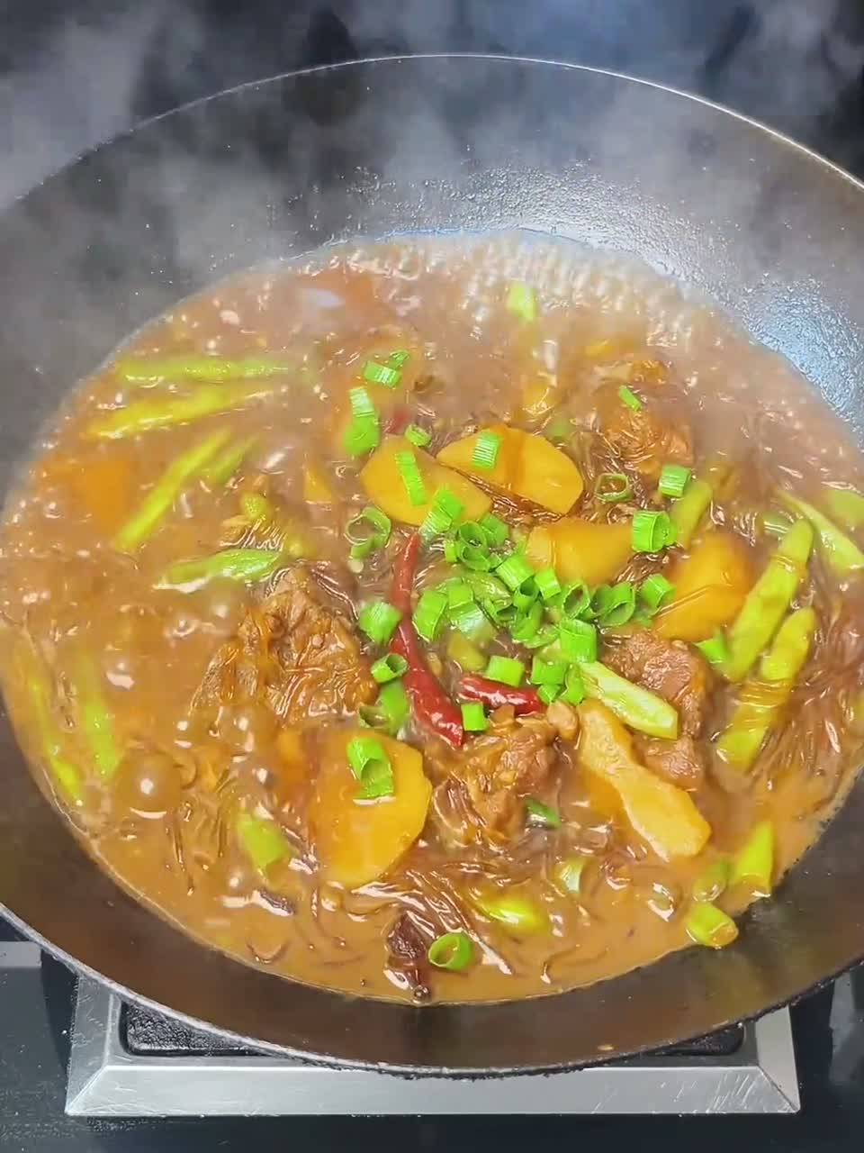 热气腾腾的家常菜 排骨豆角炖粉条 排骨软烂 粉条吸满汤汁