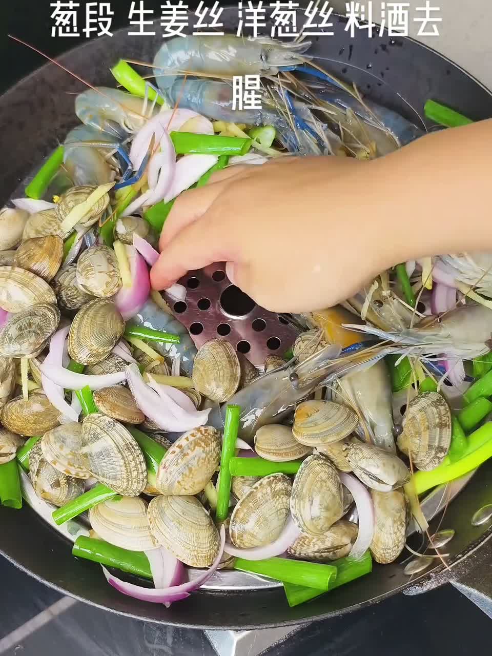 罗氏虾最好吃的做法和花甲一起清蒸 鲜甜好吃 再配上灵魂蘸料味道绝了
