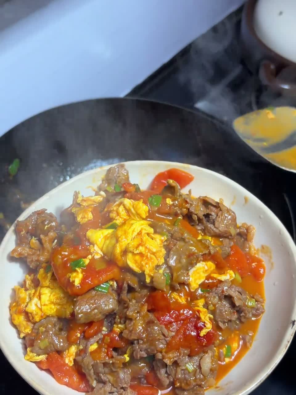 我家隔三差五就会做这道番茄鸡蛋炒牛肉 满满的蛋白质 汤汁拌米饭可太满足了