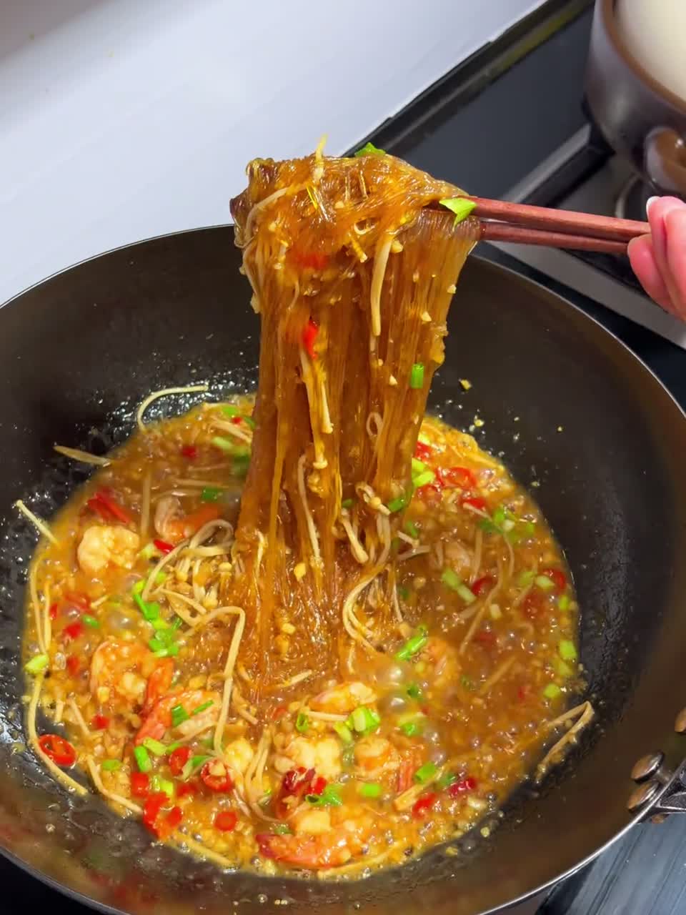 下班花五分钟时间 简单快速地做了一道蒜蓉粉丝虾 粉丝裹满了酱汁 蒜香浓郁 真的巨好吃