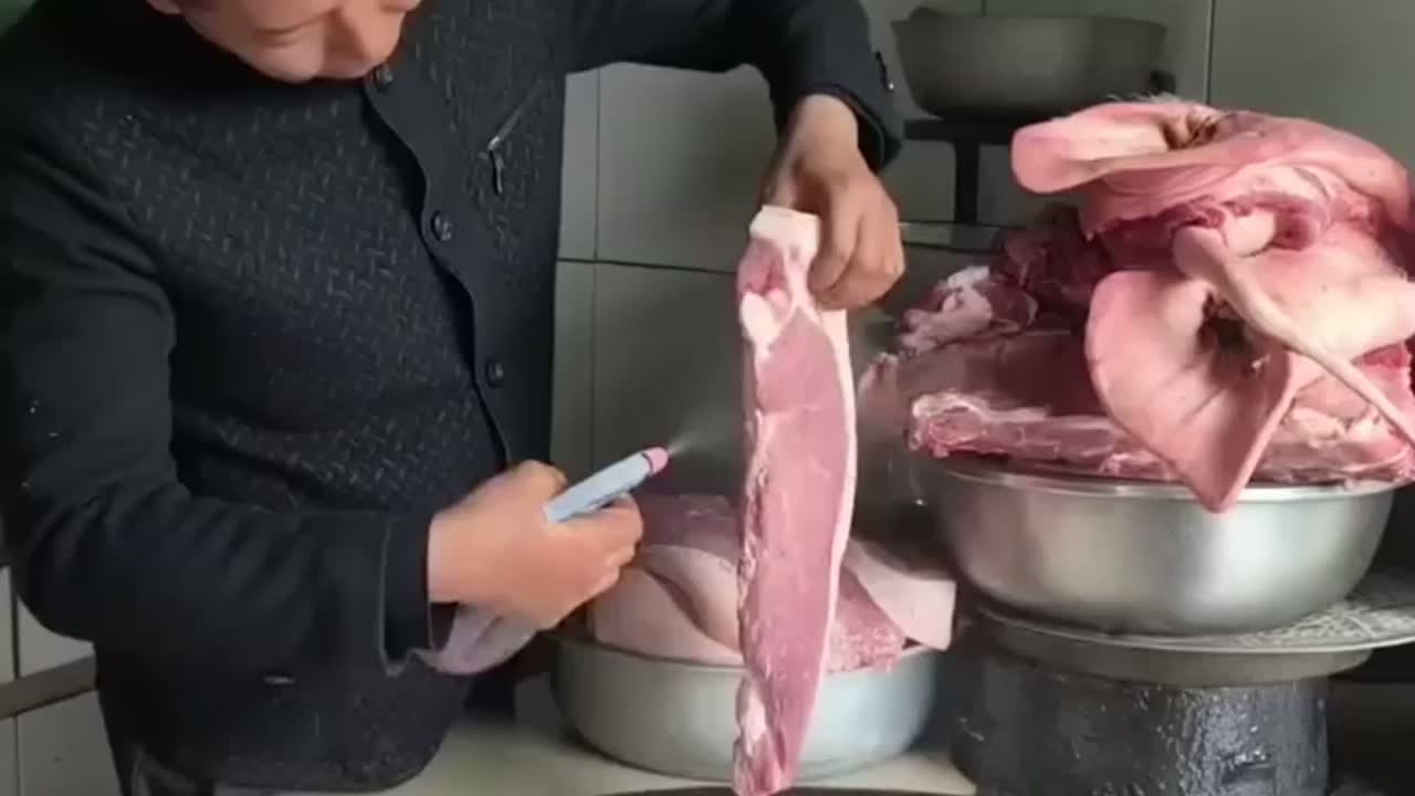 制作烟熏腊肉的过程