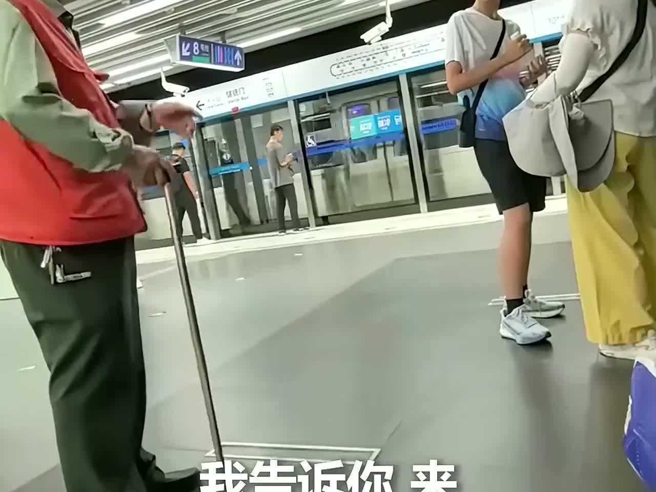 “去八达岭长城坐877路公交车,又快又省钱!”北京大爷热心为游客指路,这份热情太暖了!为大