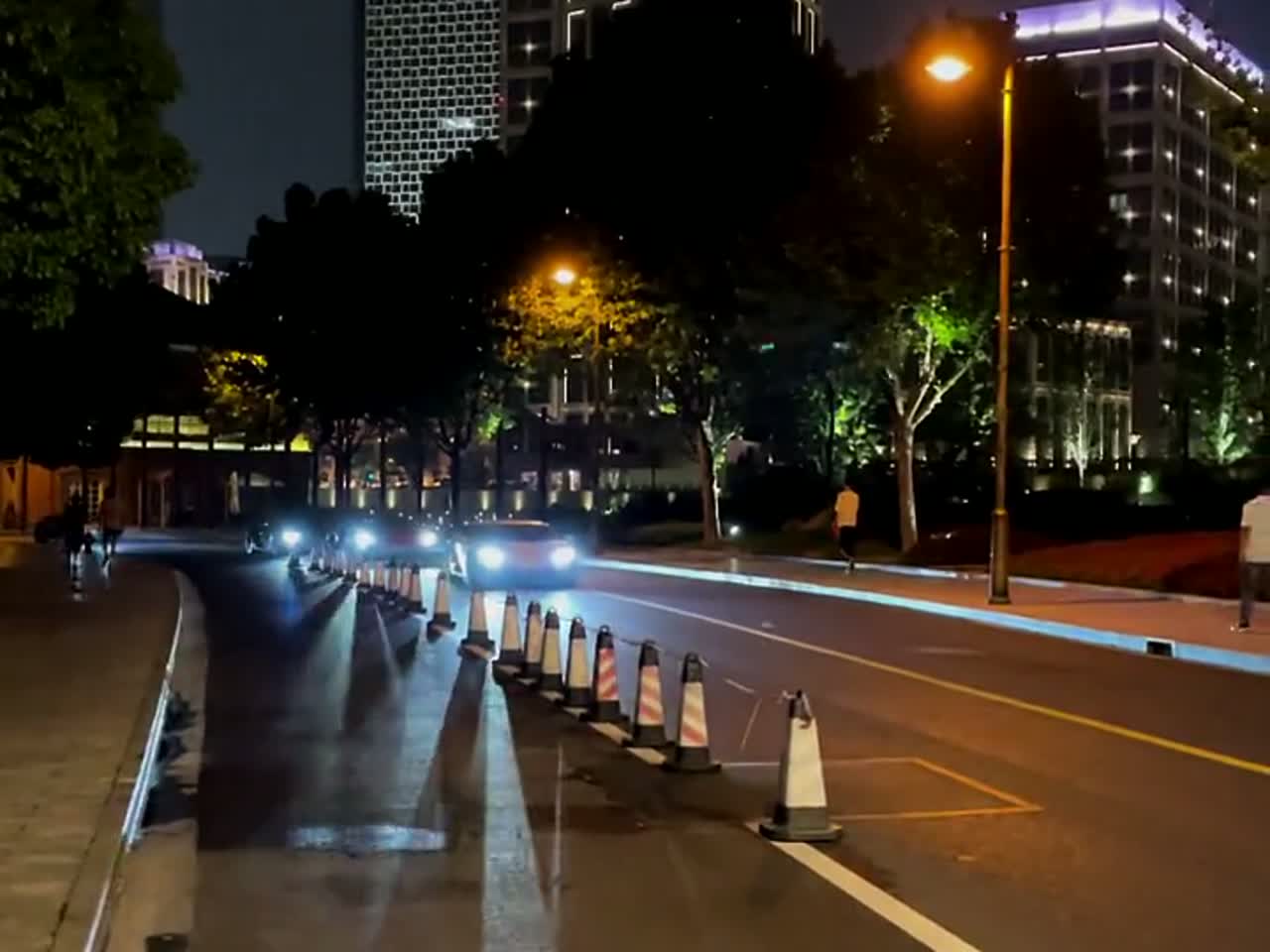 上海富二代开着兰博基尼带着小姐姐来外滩酒店吃夜宵了，