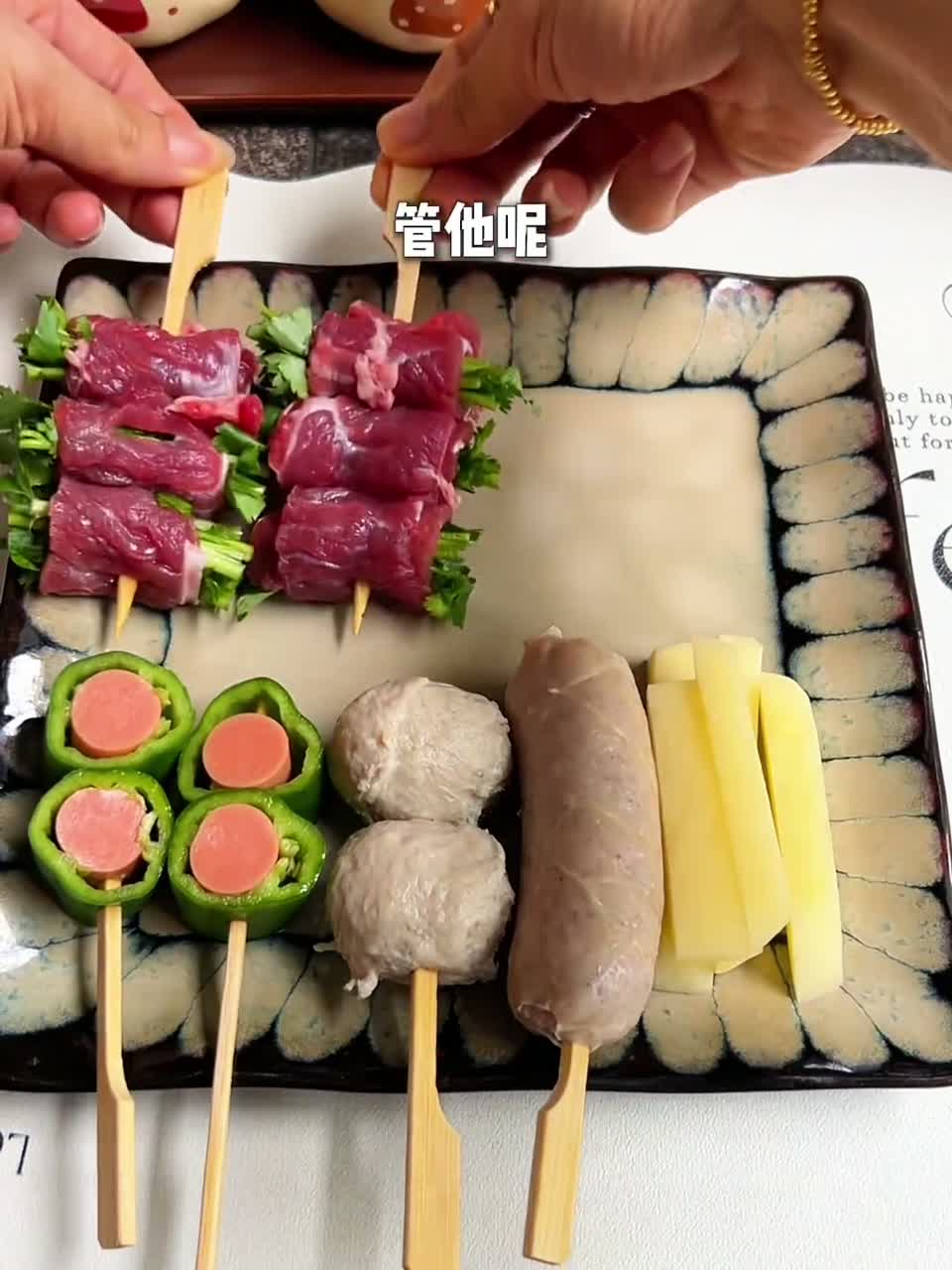 跟主母邪修一定要举一反三，6分钟用微波炉做小烧烤真的太方便了，五花肉肥而不腻、香菜牛肉嫩到