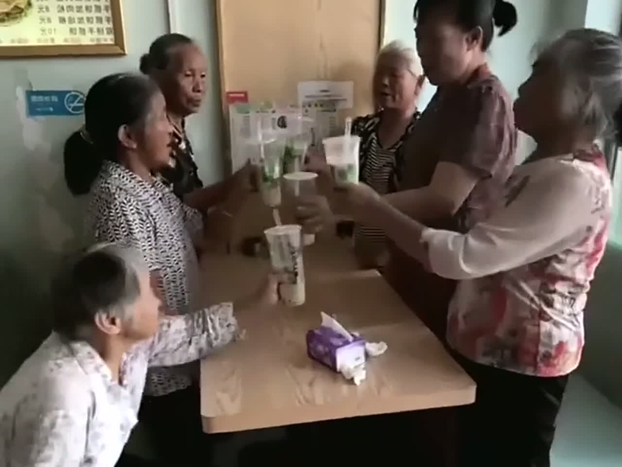 一群老奶奶相约奶茶店喝奶茶,“好羡慕老了还有一群闺蜜'、仿佛看到我们未来的样子 。