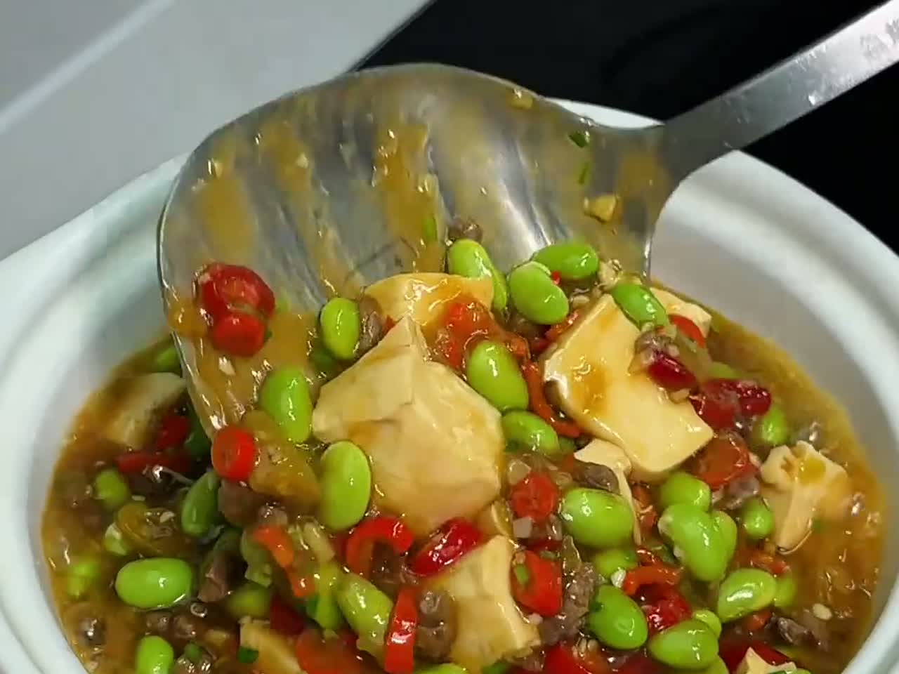 毛豆烧豆腐，滑嫩的豆腐伴着毛豆的清香，太下饭了！