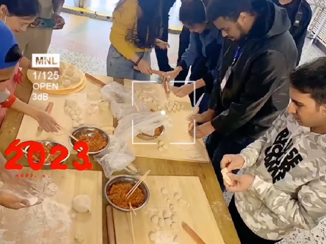 包饺子、贴福字、打乒乓球!各国留学生,冰城过春节