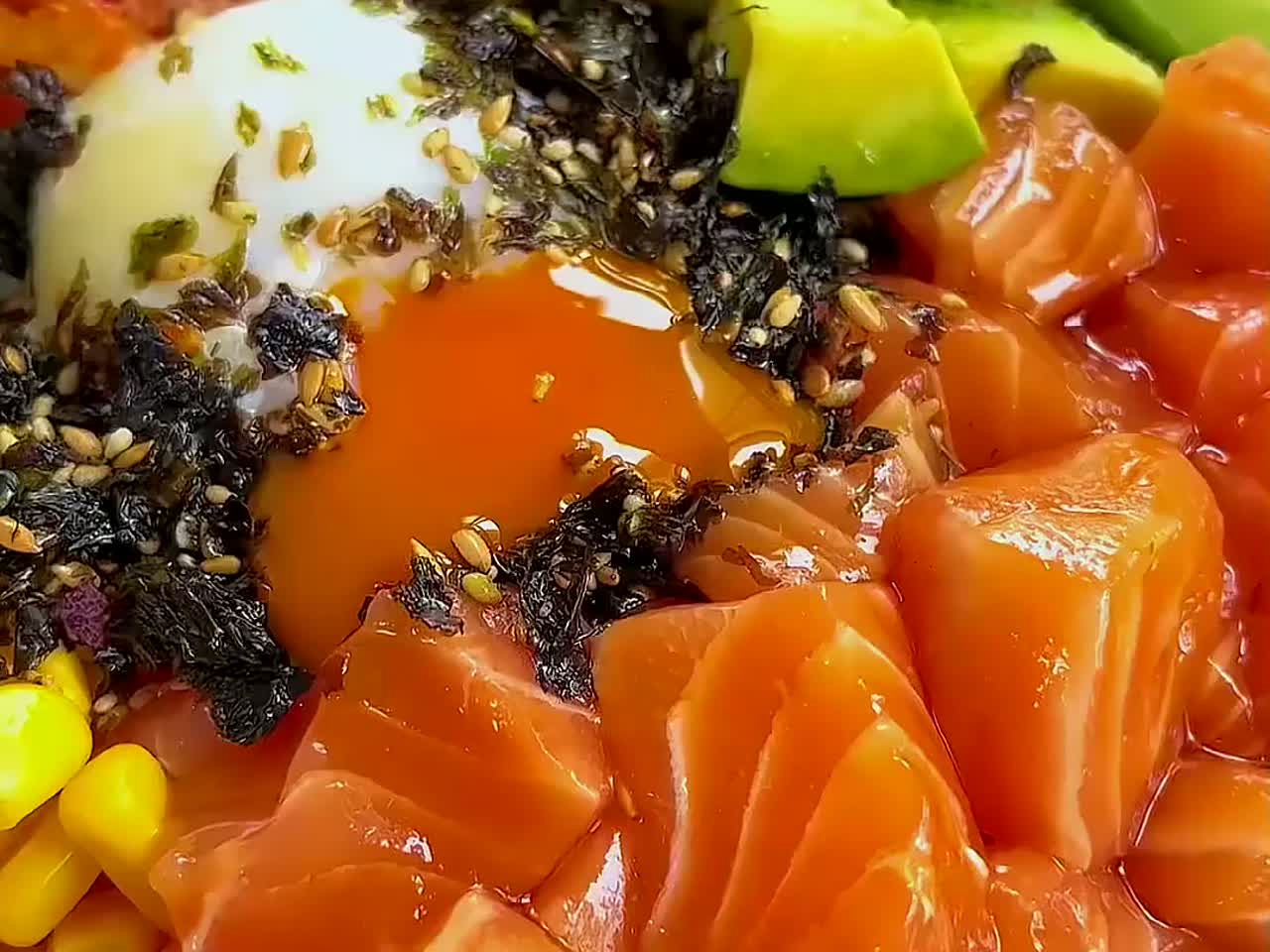 247. 在家解锁三文鱼牛油果拌饭味道超惊艳。