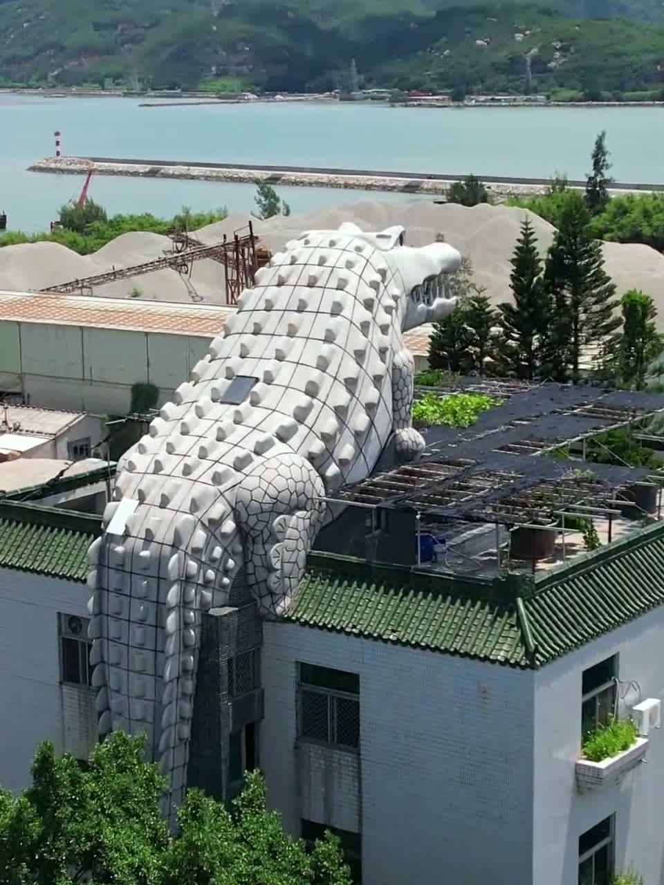 探秘国内最奇葩建筑：楼顶趴着巨型鳄鱼，这设计让老外都看懵了