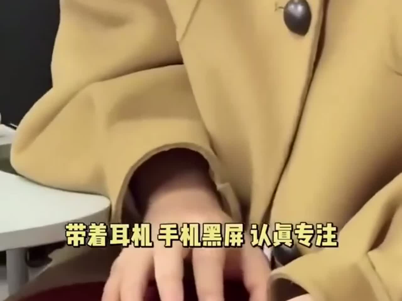 盲友课堂摸鱼高招，表情包逗乐盲舍友，我却苦不堪言！