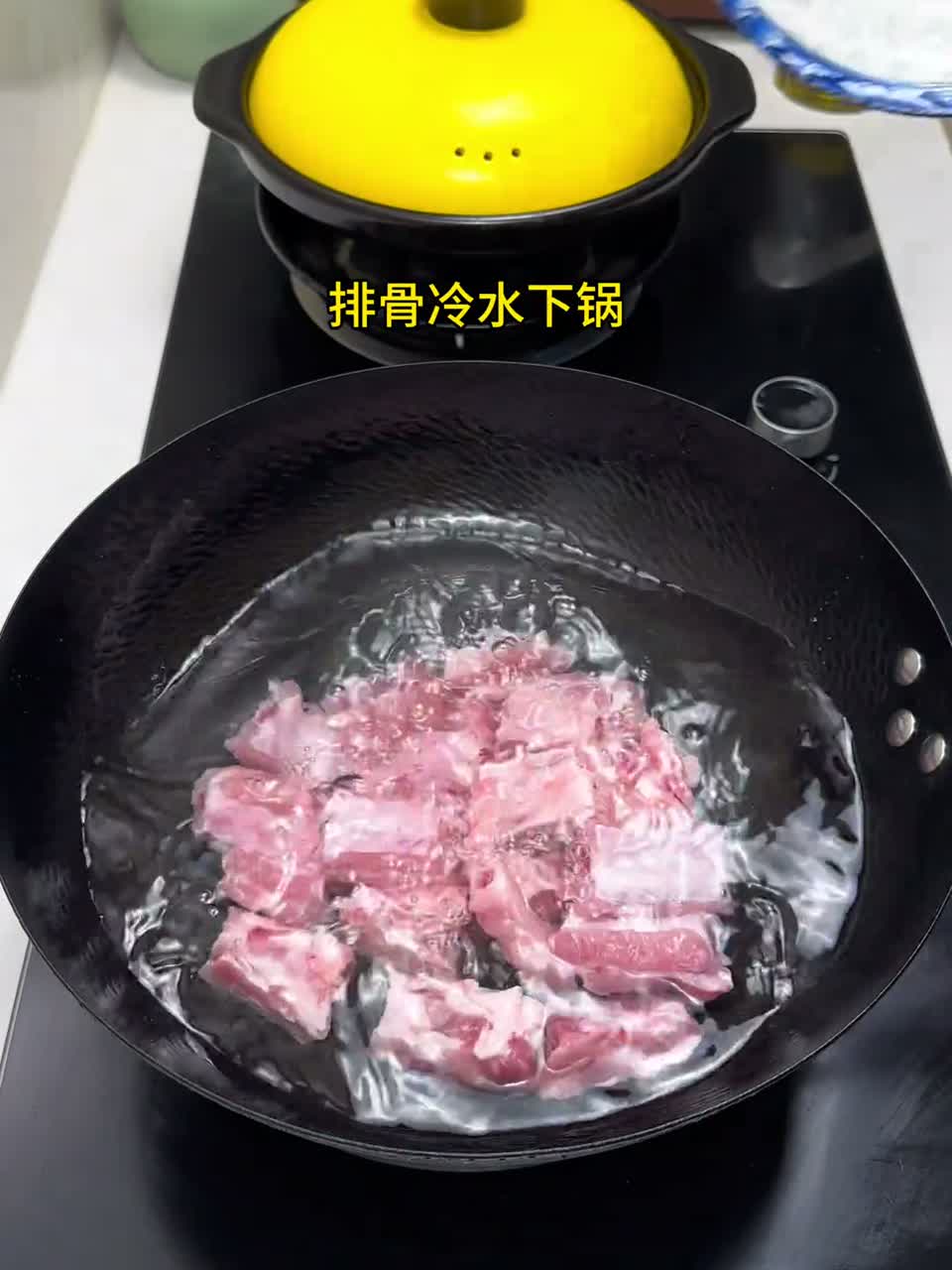 排骨教科书式的做法土豆炖排骨 排骨软烂 土豆粉糯 连着汤汁拌饭都得干三大碗 好吃到连渣都不