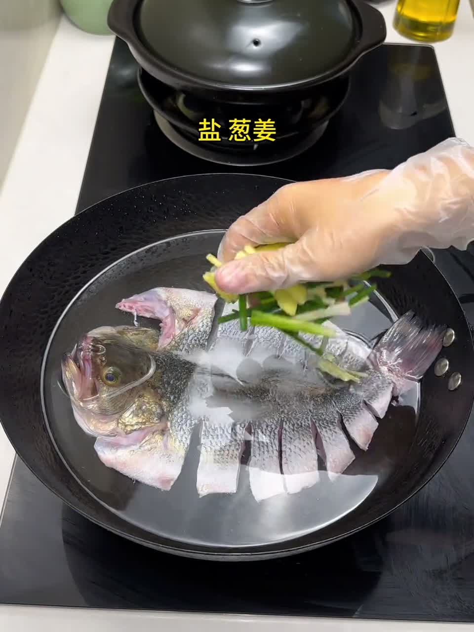 清蒸鲈鱼 家庭餐桌上怎么能少了清蒸鲈鱼，做法巨简单零失败，大人孩子都爱吃