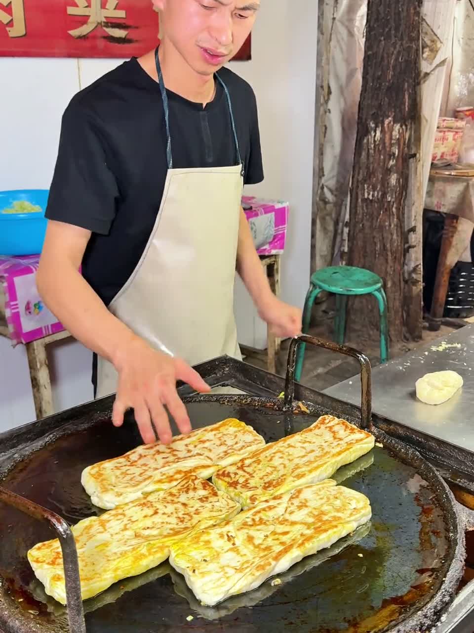 西安临潼的狗舌头肉夹馍，14元一个，这份量二个人吃刚刚好！
