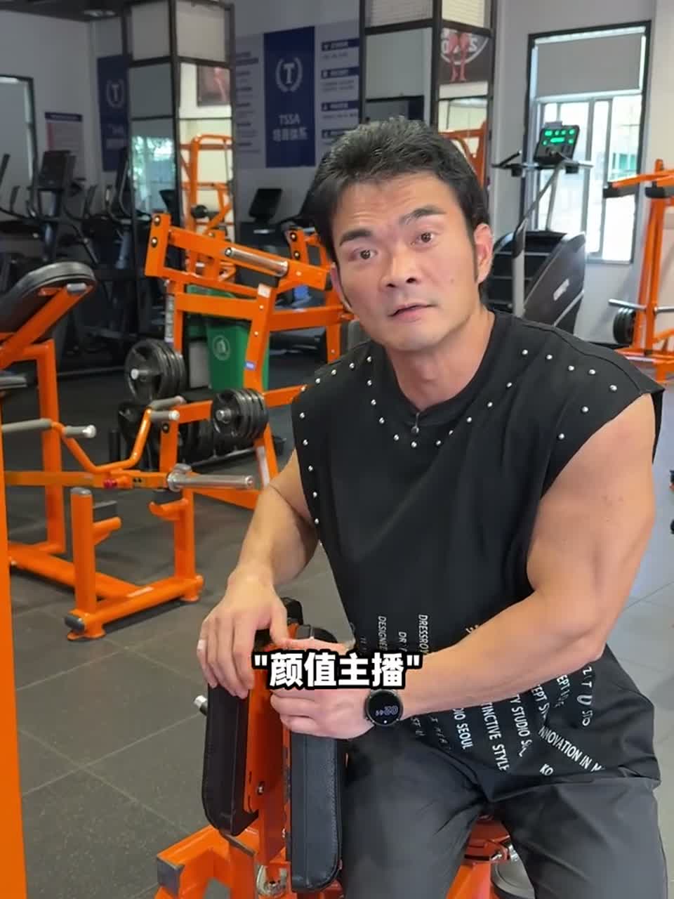 和“蛋糕小王子”挑战制作100寸生日蛋糕，拉到夜市摆摊，把这份快乐传递出去