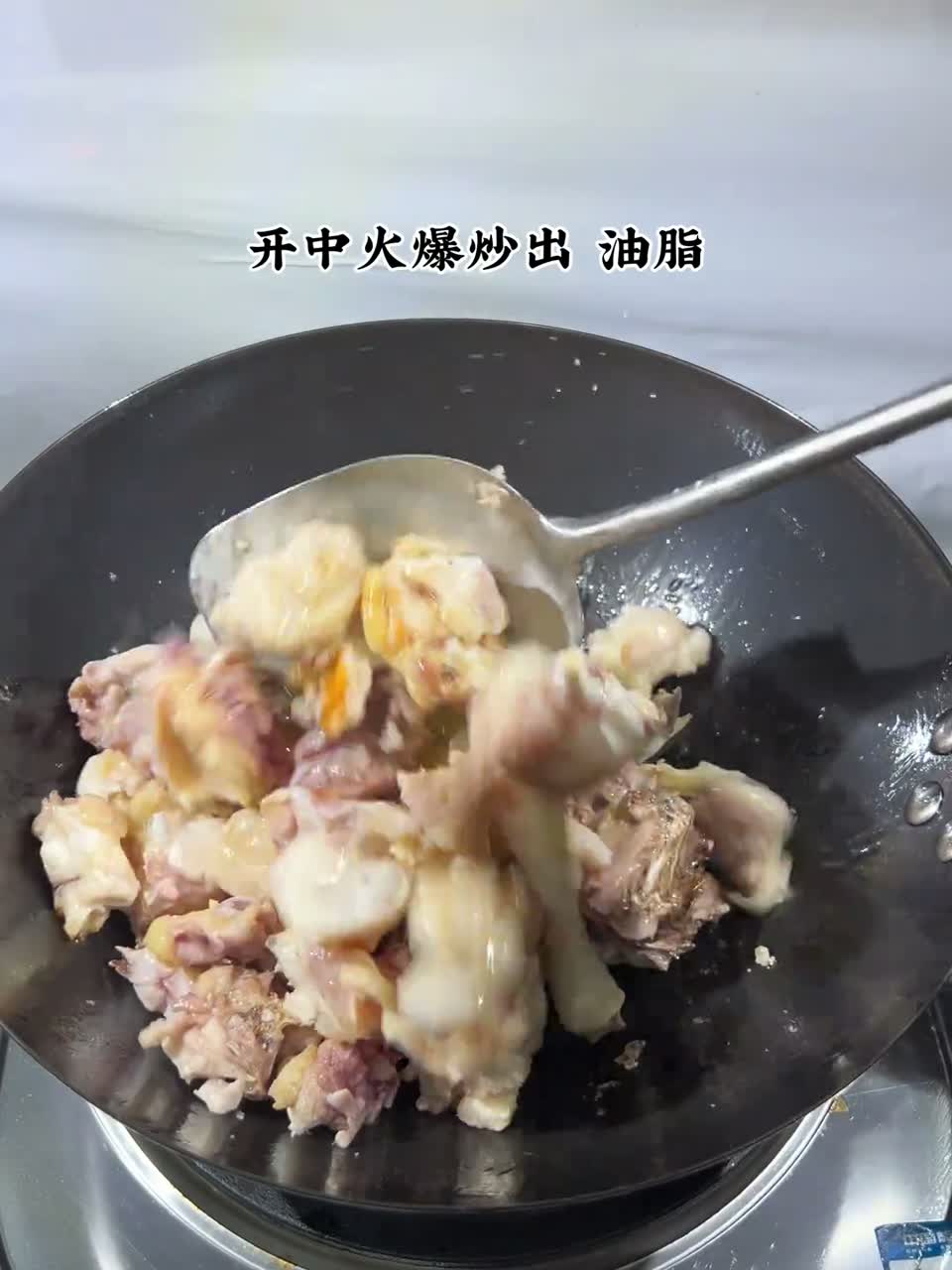 土鸡 不要总是用来煲汤了，来试试和板栗一起烧，软糯香甜可口，一抿脱骨，一口一个好吃到停不下