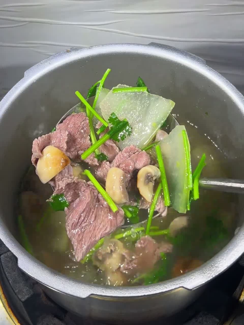 口蘑冬瓜牛肉汤 牛肉原汁原味鲜嫩好吃 汤水鲜甜好喝