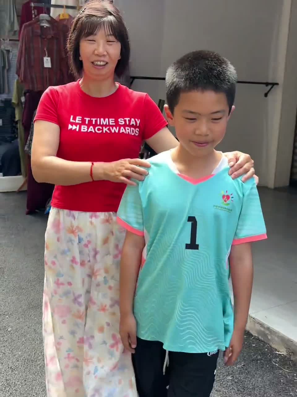 今天是圆圆十岁的生日，妈妈带他买了衣服和蛋糕，祝他生日快乐！健康成长！天天开心