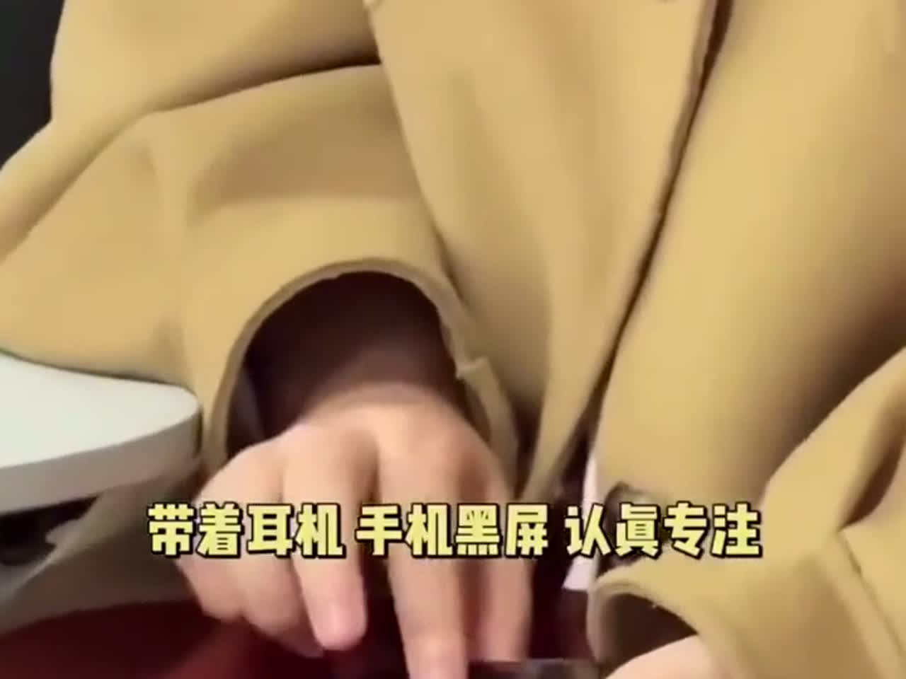 盲友课堂摸鱼高招，表情包逗乐盲舍友，我却苦不堪言！