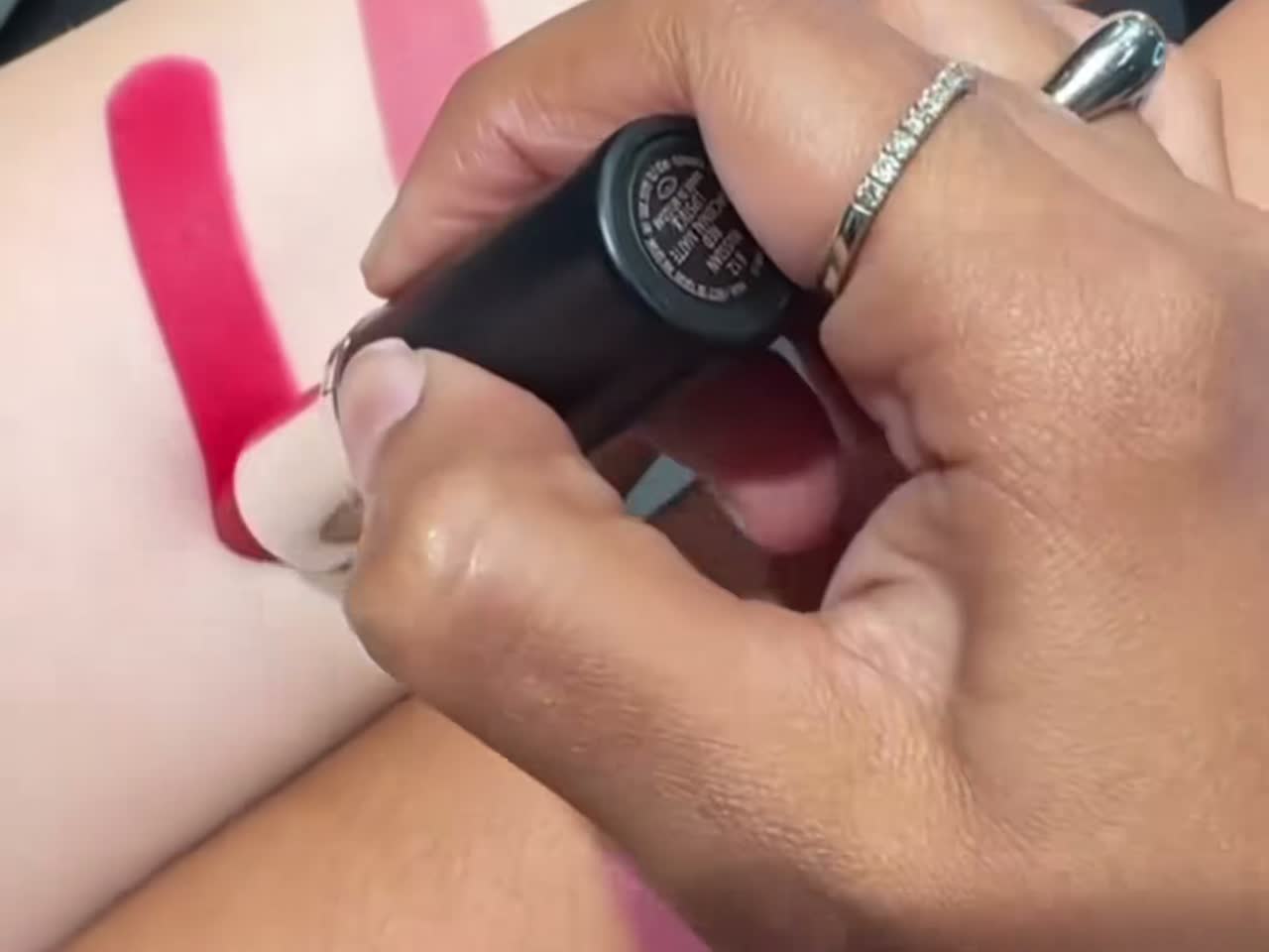 你试过用不同蔬菜背景“测试”手臂颜色变化吗？