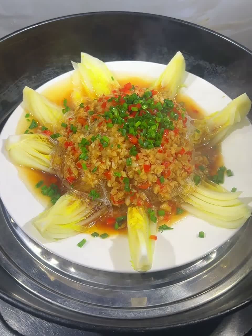 过年过节家里来客，这道蒜蓉粉丝娃娃菜，寓意白菜一出，百财进屋，做法简单，好吃又好看