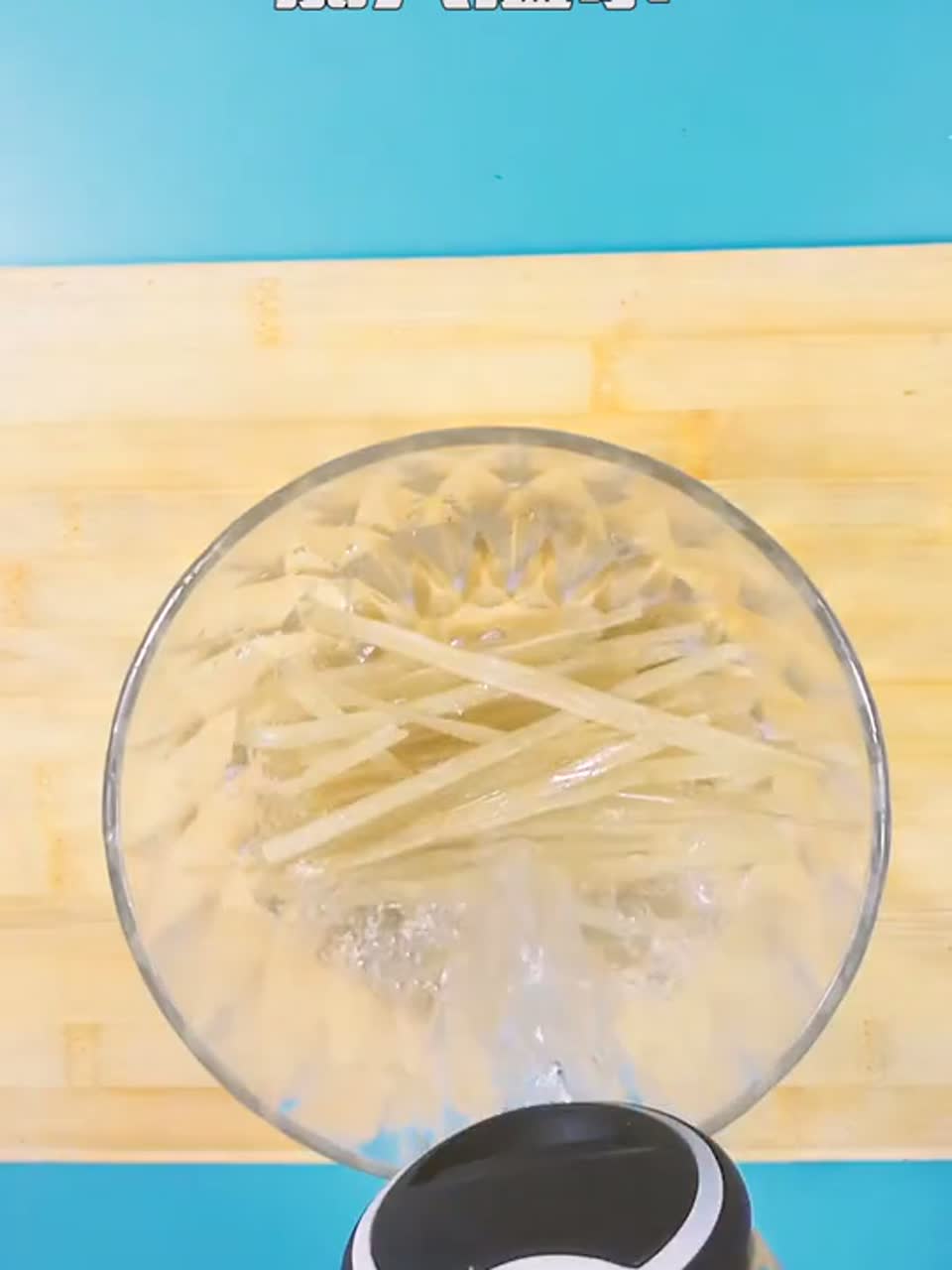 天气渐冷，美食先行！冬天，就得吃这种热乎乎香喷喷的美食，猪肉酸菜炖粉条，你值得拥有