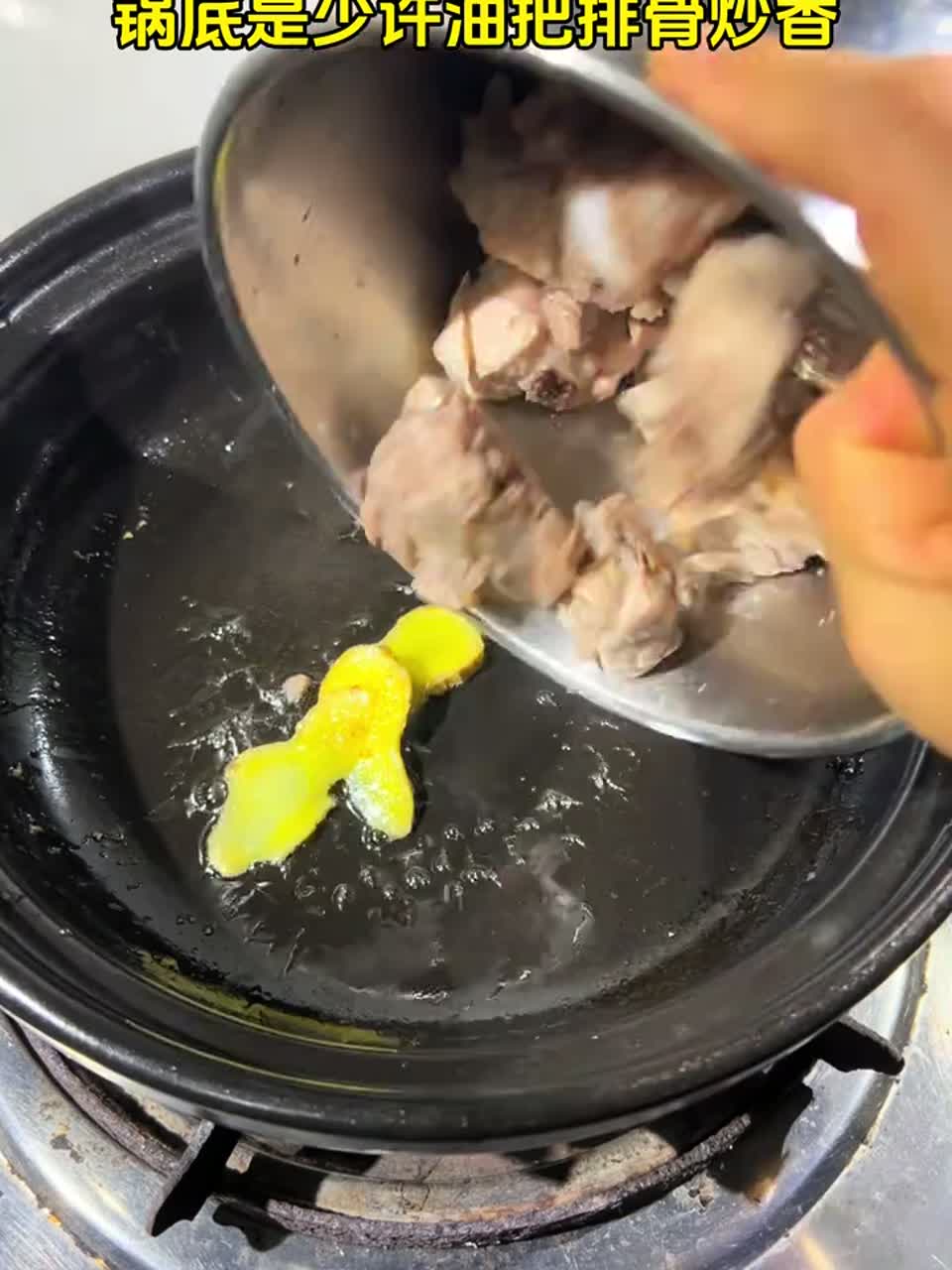 每天都会给女儿炖的山药玉米排骨汤，这样搭配真的很好吃，食材易得，做法简单，安排起来吧