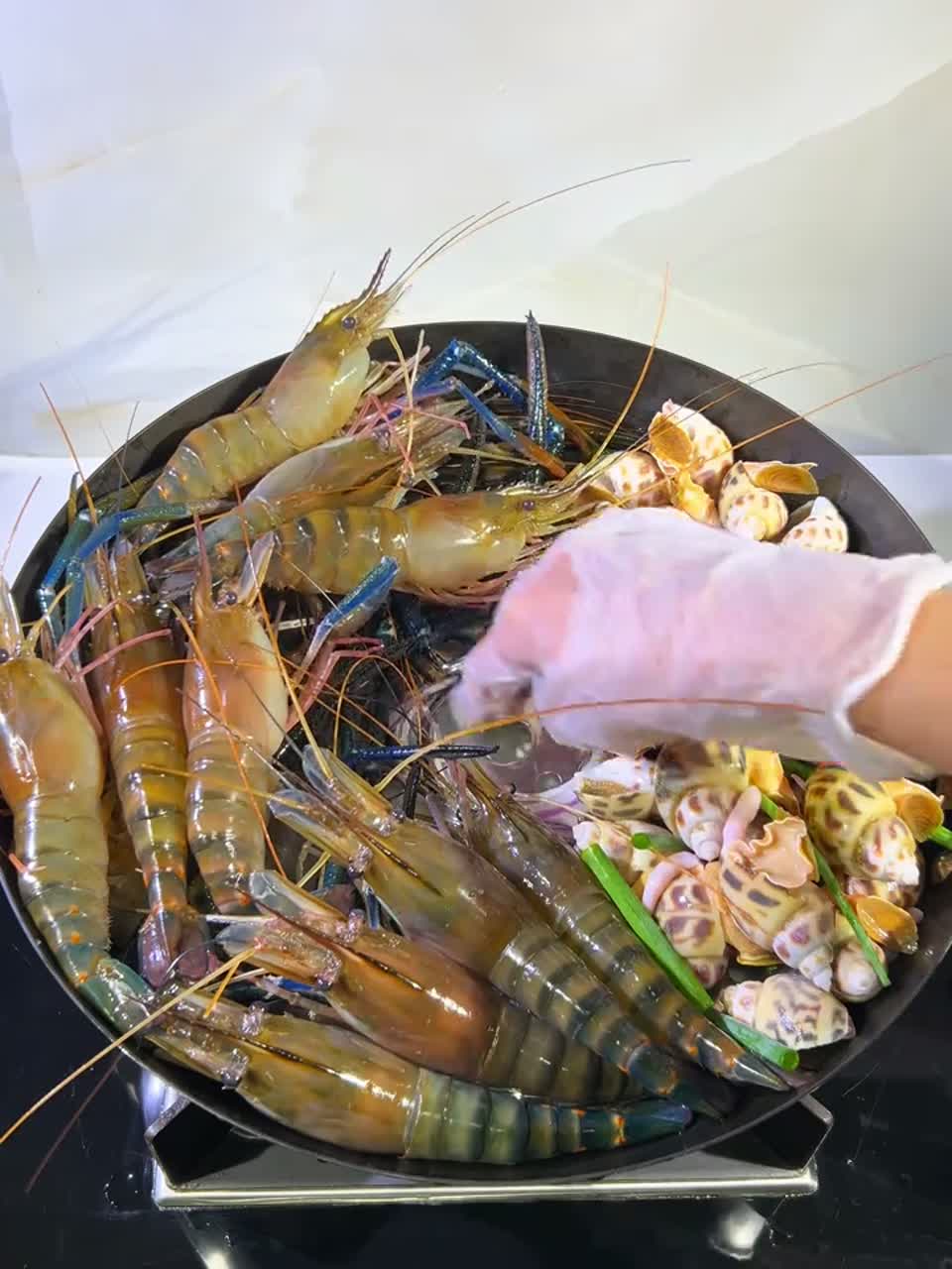 清蒸罗氏虾花螺，我觉得这种做法最是鲜甜好吃，保留了它的原汁原味，配上灵魂蘸料味道更是一绝!