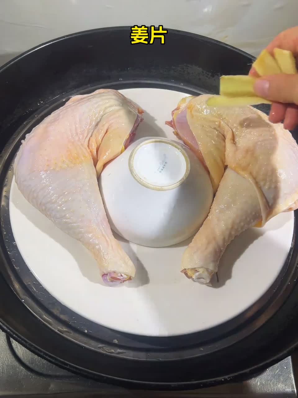 葱油手撕鸡，做法简单，鸡肉鲜嫩多汁，大人孩子都很爱吃！