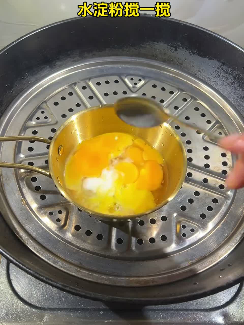 豆腐肉末和鸡蛋搭配起来，蒸出来的鸡蛋嫩滑爽口，配上米饭的话，三碗都不够吃