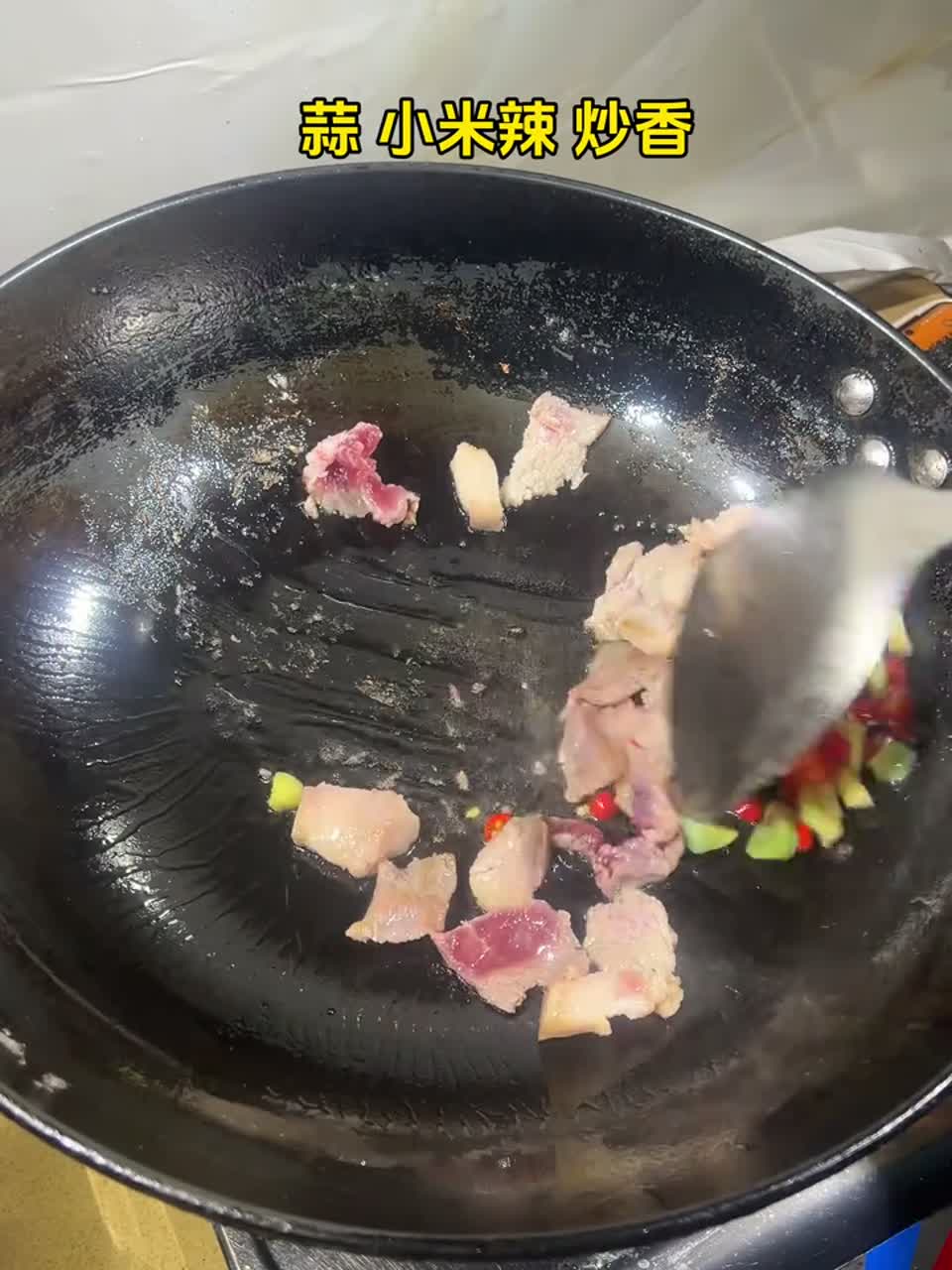 春天要给孩子多吃点蔬菜，今天这道炒韭菜花清脆爽口，好吃又下饭