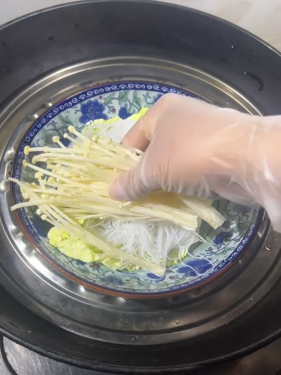 粉丝和金针菇搭配在一起蒸太好吃了，一上桌就抢光蒜蓉粉丝金针菇