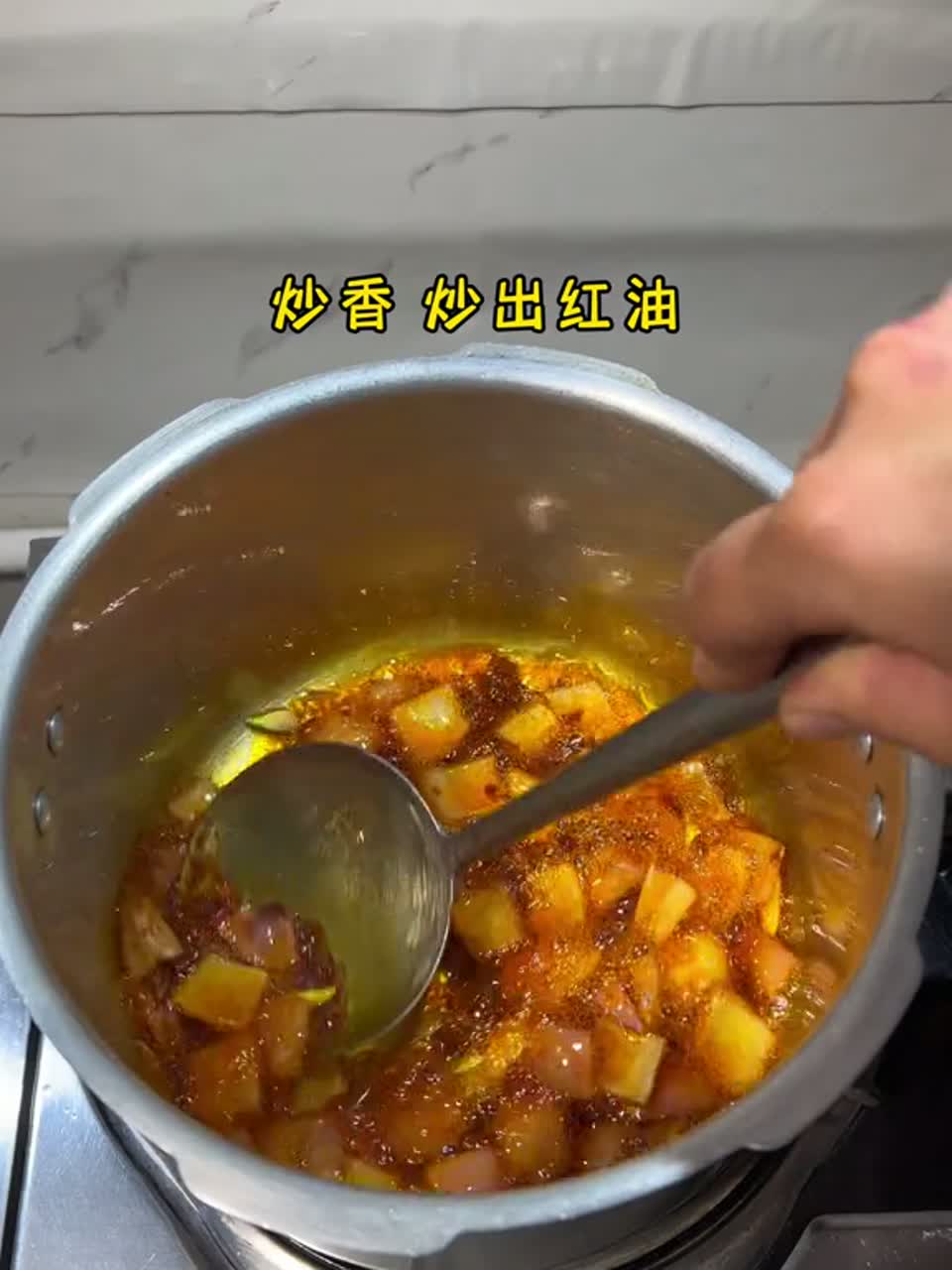 过年给家人安排这道鸡翅鸡爪煲，软糯脱骨，酱香十足，上桌必秒光
