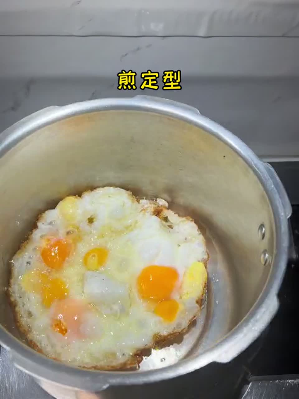 潮汕家常蛋虾三鲜汤，做法简单，虾肉脆爽好吃，汤汁水香甜好喝