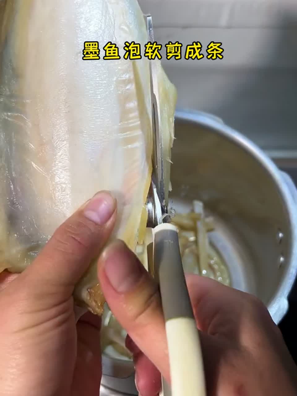 过年聚会聚餐就安排这锅墨鱼萝卜汤惊艳众人吧！做法简单，排骨脱骨香软，汤汁鲜美清甜，好喝到停