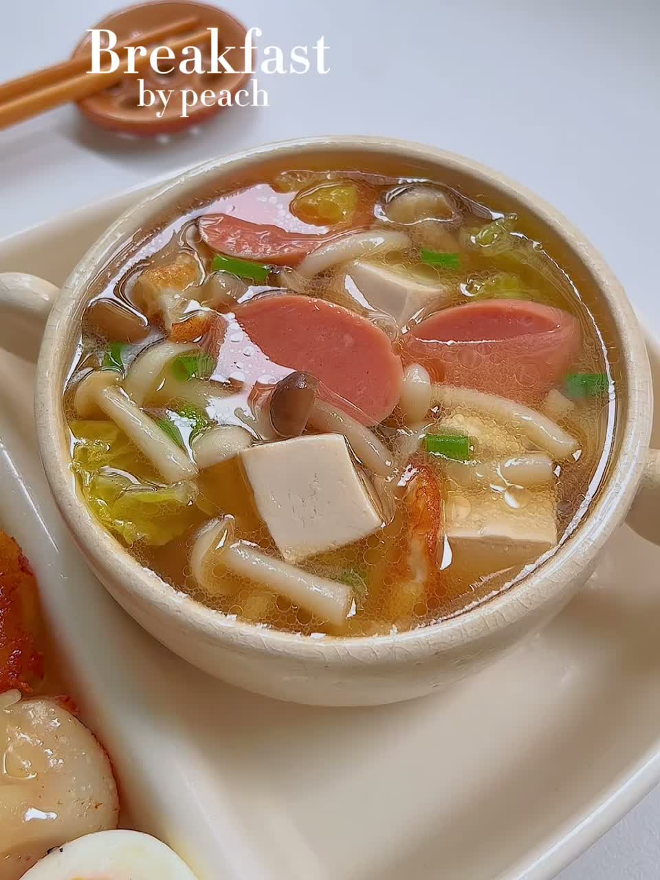 中国胃中式早餐。煎生饺子+火腿菌菇汤