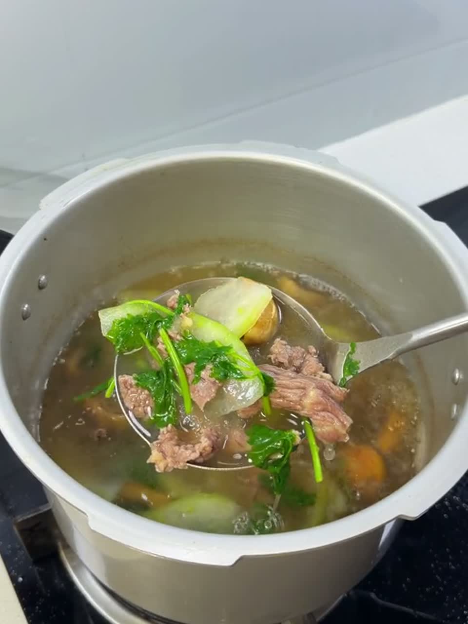 口蘑冬瓜牛肉汤，牛肉原汁原味鲜嫩好吃，汤鲜甜好喝！