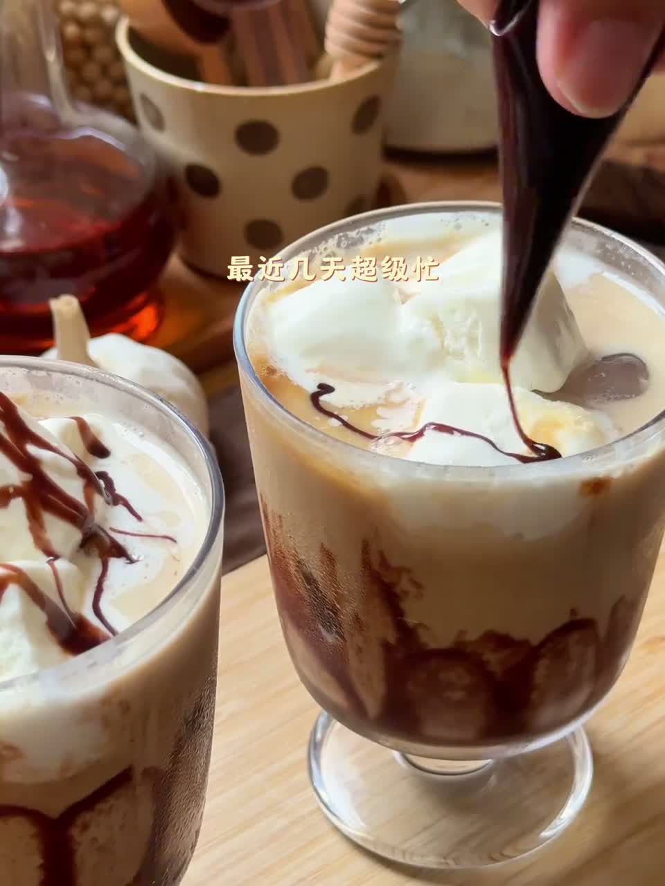 健康菜五色烤牛肉拌饭+巧克力冰激凌拿铁 近期几天事情多特别忙，煮了两天馄饨吃有点腻了，算了