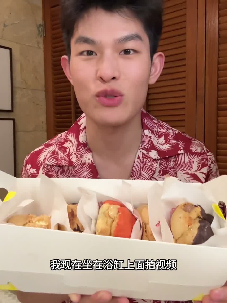明天就回去咯，真的太想多多肉肉酱酱了，多多比较省心，一切正常。肉肉酱酱挑食不吃狗粮和罐头。