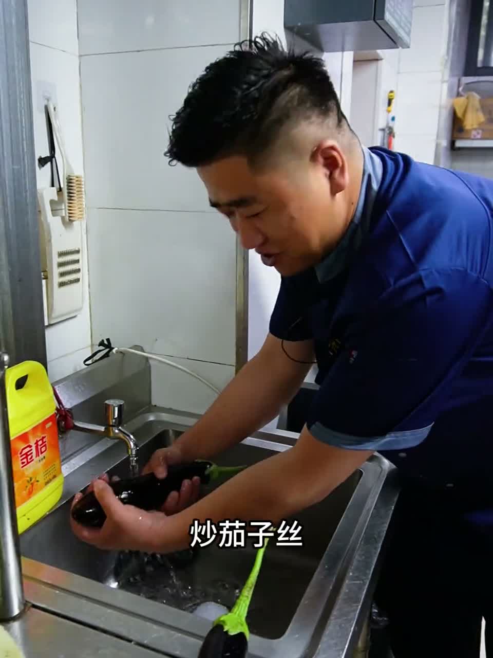 家常茄子丝 一道清淡的家常菜,茄子丝的家常做法!