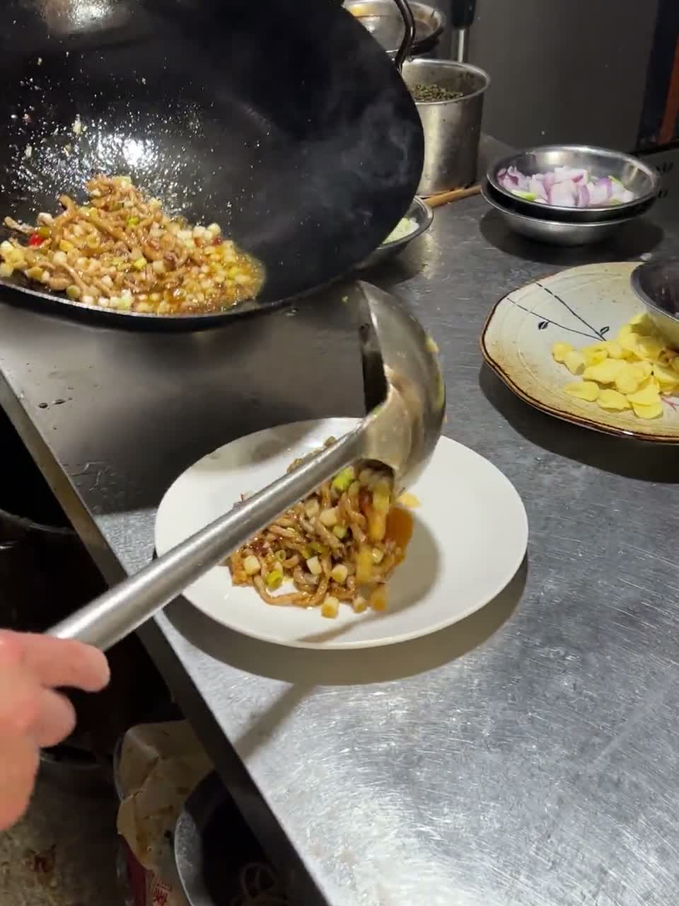 加更一条祝大家六一快乐呀，顺便立个flag，吃遍重庆城的鱼香肉丝！