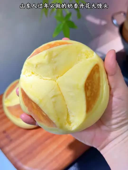 过年必做的奶香开花大馒头～ 花样馒头里顶顶好吃哈～蓬松喧软还好看，奶香十足，小朋友超爱的
