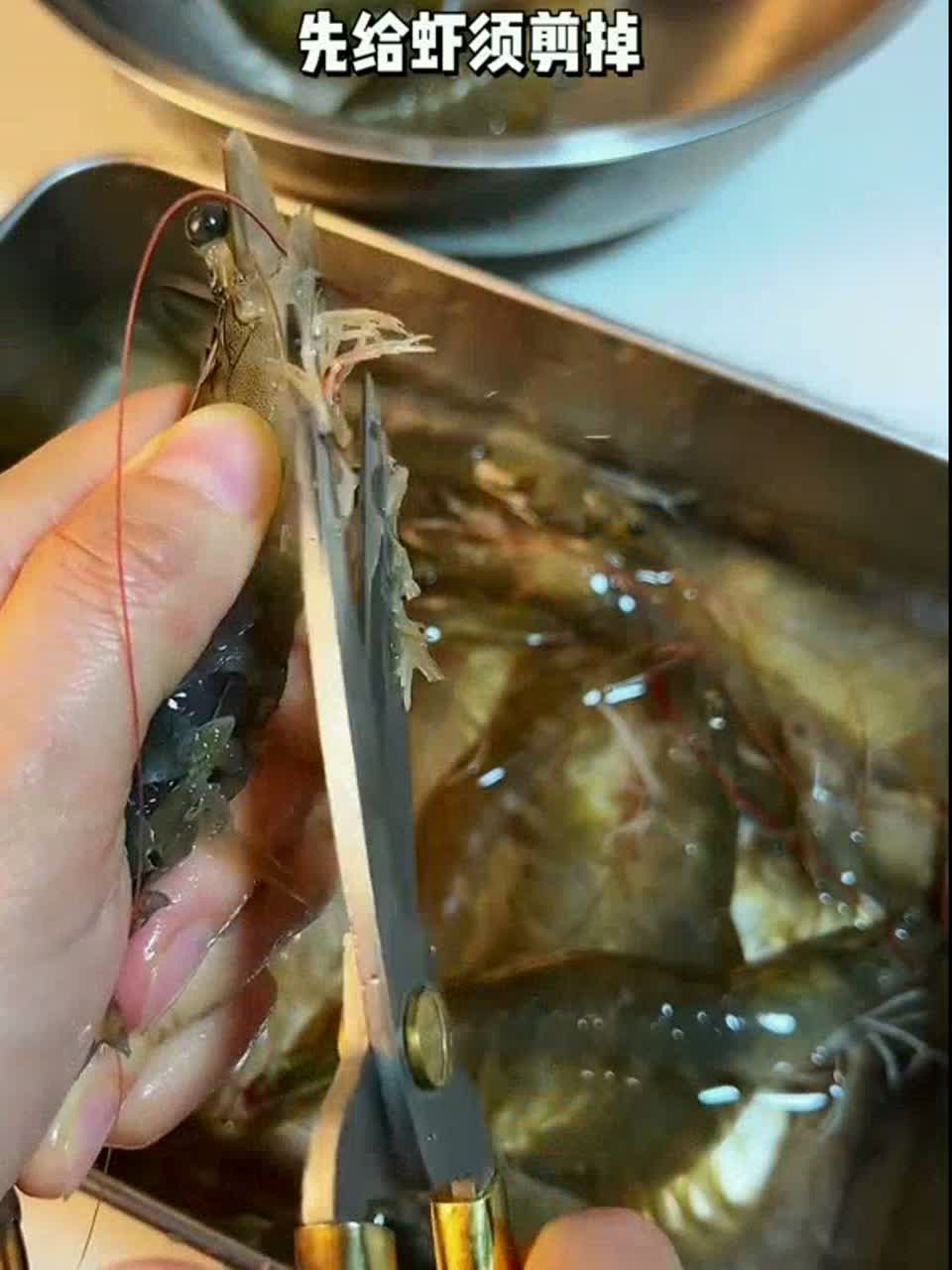 家庭版的油焖大虾，真的好香好入味，好吃到连虾壳都想啃干净 基围虾的神仙吃法