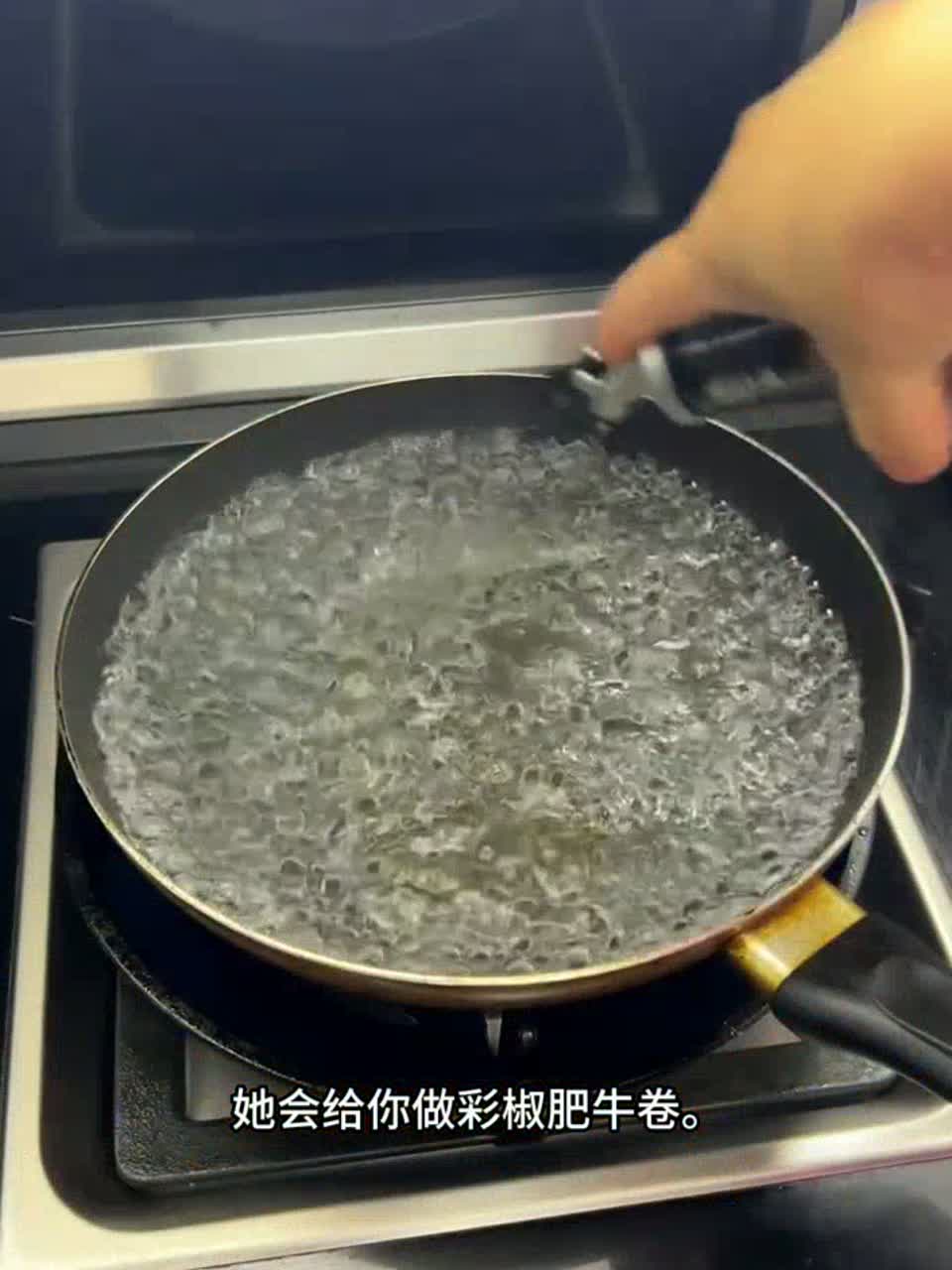 家常菜 黑胡椒汁彩椒肥牛卷，简单易做，适合一个人盖饭盖面，也可以早餐拿来卷饼，荤素碳水都有